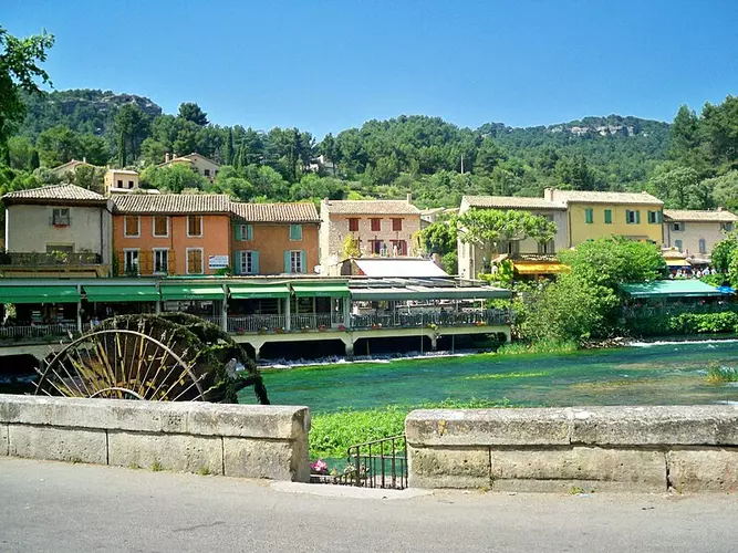 Fontaine-de-Vaucluse 2km